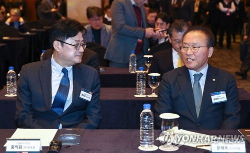 윤재옥(오른쪽) 국민의힘 원내대표와 홍익표 더불어민주당 원내대표가 29일 중구 롯데호텔에서 열린 '2023 중앙포럼'에서 대화하고 있다. 연합뉴스
